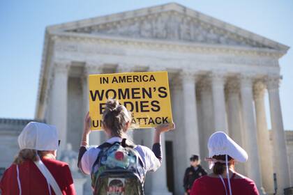 Manifestantes a favor y en contra del aborto legal se congrearon frente a la sede de la Corte Suprema en Washington
