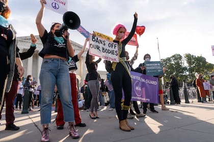 Manifestantes a favor y en contra del aborto se manifiestan frente a la Corte Suprema