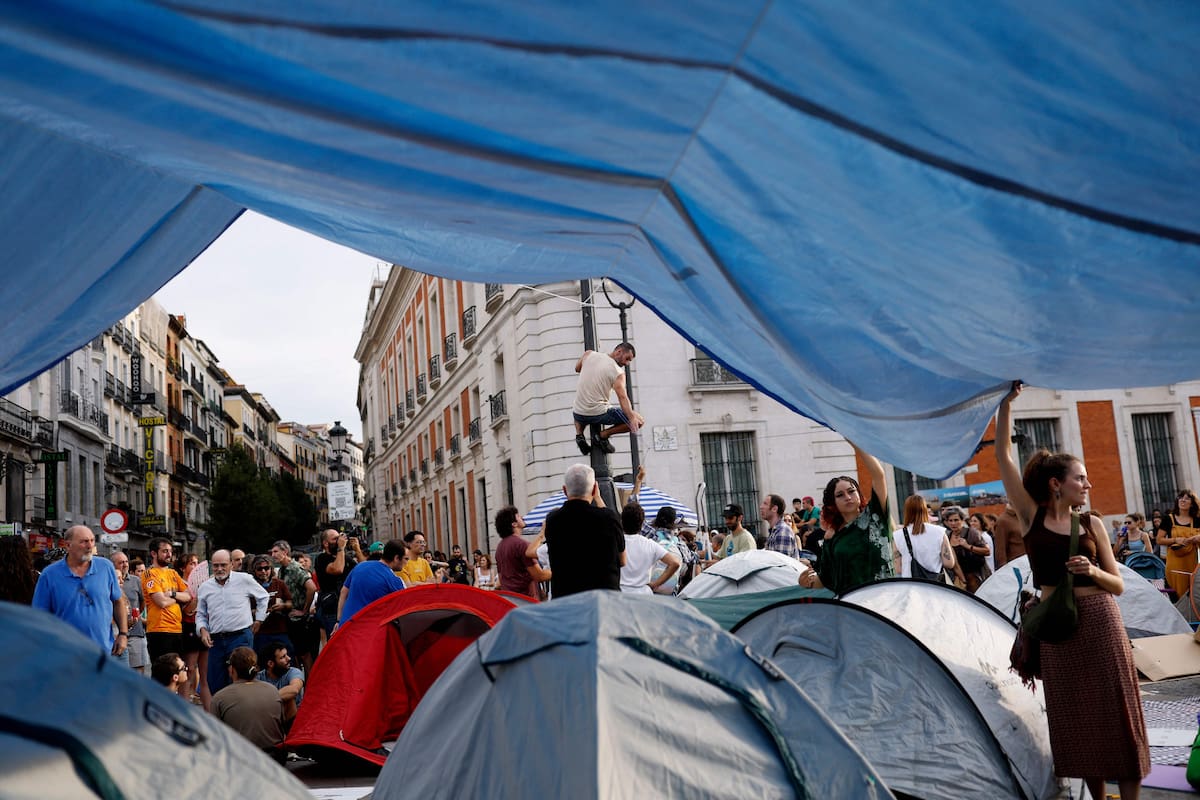 Manifestantes acampan en la Puerta del Sol de Madrid contra los desalojos y la crisis de vivienda
