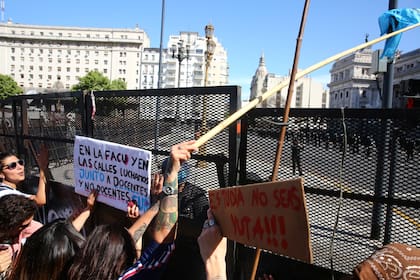 Manifestantes afuera del Congreso