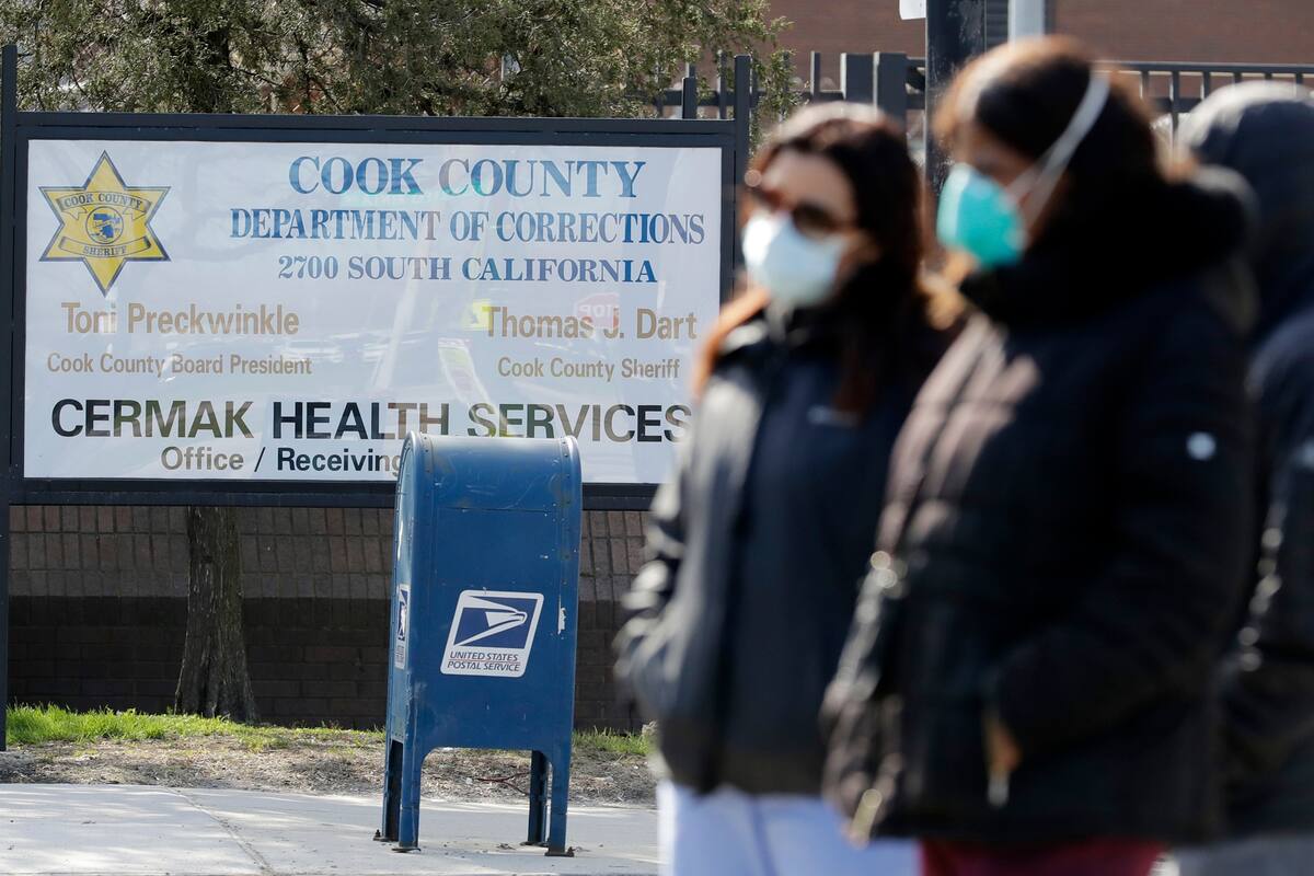 Manifestantes alrededor de la Cárcel del Condado de Cook , tocan sus bocinas para exigir la "liberación masiva" de detenidos