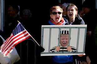 Manifestantes anti-Trump protestan frente a la oficina del fiscal de distrito de Manhattan en la ciudad de Nueva York el 21 de marzo de 2023