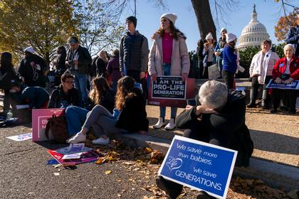 Manifestantes antiaborto se reúnen frente a la Corte Suprema en Washington, el miércoles 1 de diciembre de 2021. Al fondo se ve el domo del Capitolio. (AP Foto/Andrew Harnik)