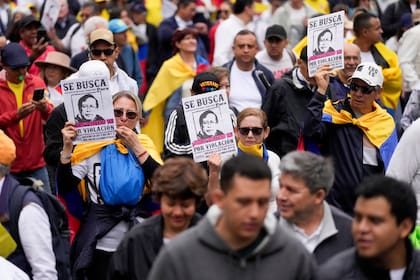 Manifestantes antigubernamentales marchan para protestar por las reformas económicas y sociales impulsadas por el gobierno del presidente Gustavo Petro