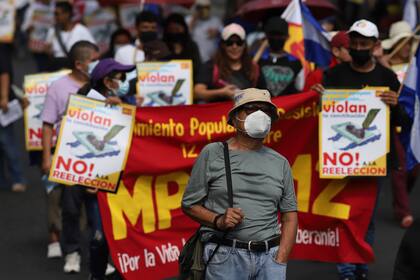 Manifestantes antigubernamentales opuestos a la reelección marchan el Día de la Independencia, el jueves 15 de septiembre de 2022, en San Salvador, El Salvador. (AP Foto/Salvador Meléndez)