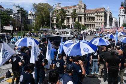 Manifestantes antigubernamentales protestan contra las reformas económicas del presidente argentino Javier Milei frente a la Corte Suprema mientras los sindicatos impugnan legalmente las medidas en Buenos Aires, Argentina, el miércoles 27 de diciembre de 2023. (AP Foto/Gustavo Garello)