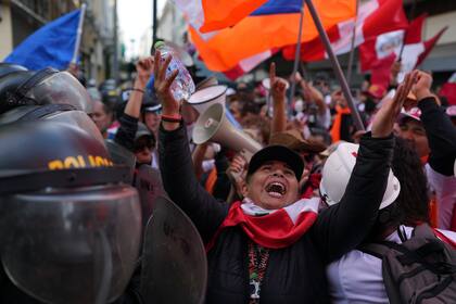 Manifestantes antigubernamentales protestan cerca del Palacio de Dobierno en Lima, Perú, el domingo 20 de noviembre de 2022. (AP Foto/Guadalupe Pardo)