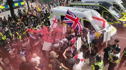Manifestantes antiinmigración se enfrentan a contramanifestantes en Bristol el 30 de agosto.