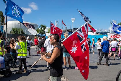 Manifestantes antivacunas se concentraron fuera del Melbourne Park, después de que Djokovic fue detenido en un hotel de inmigrantes en Melbourne