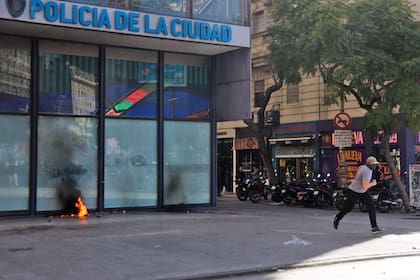 Manifestantes arrojan bombas molotov contra una comisaría a metros del Obelisco