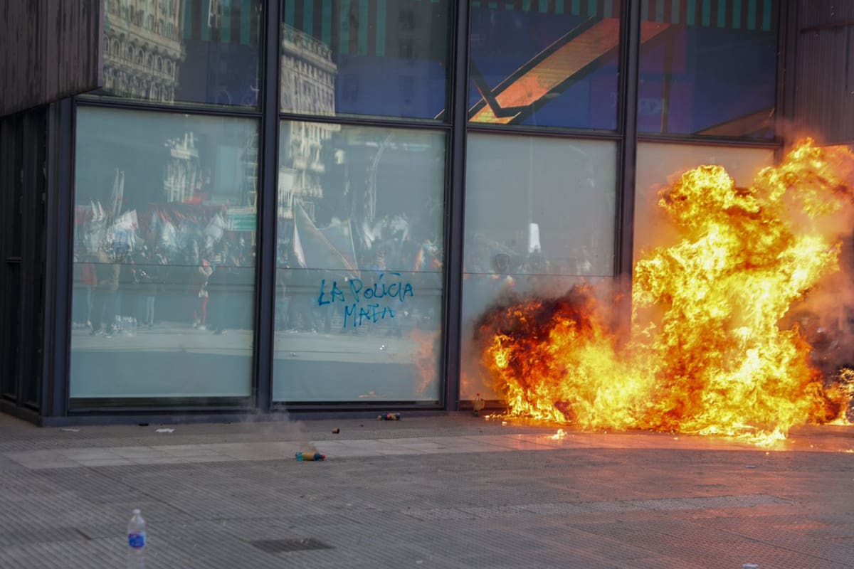 Manifestantes arrojan bombas molotov contra una comisaría a metros del Obelisco
