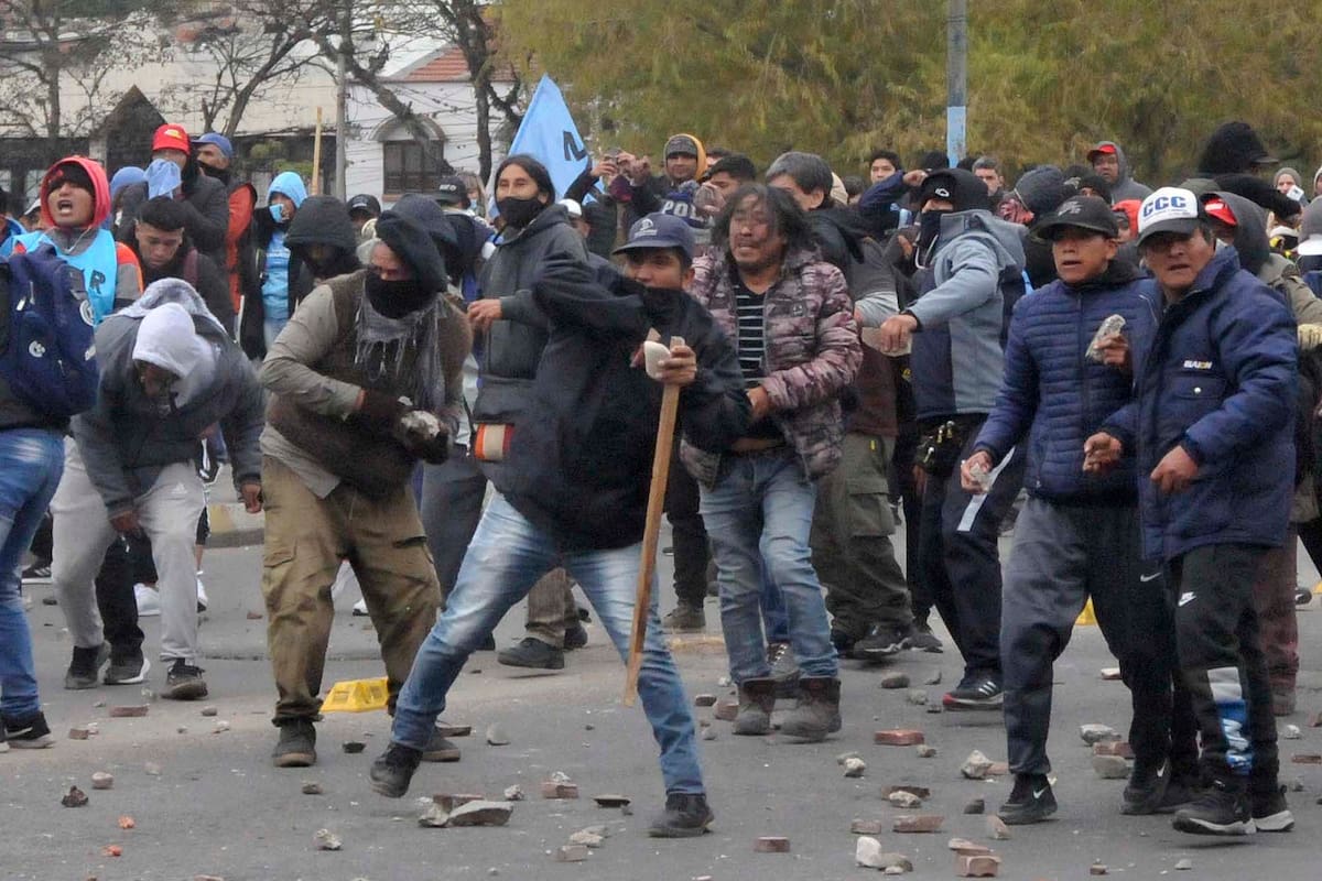 Manifestantes arrojan piedras ante la Legislatura de Jujuy, el martes
