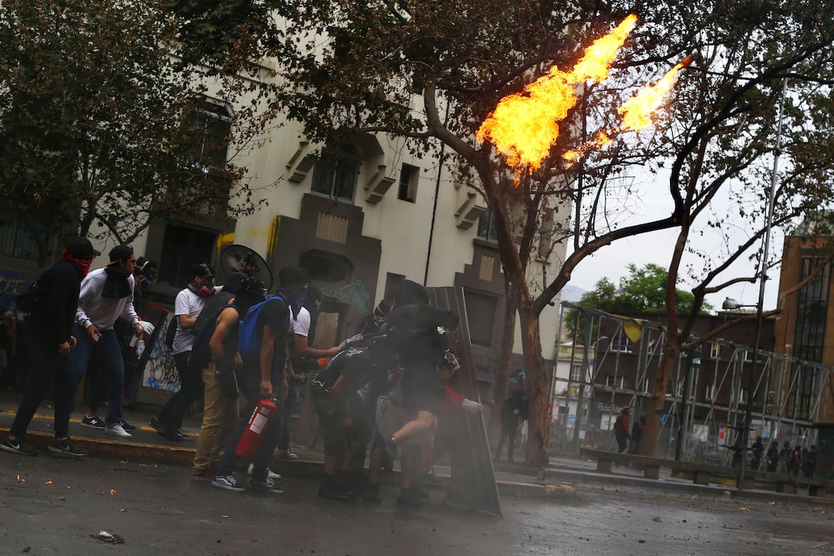 Manifestantes arrojan una bomba molotov