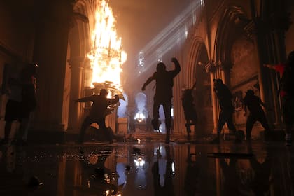 Manifestantes asaltan la iglesia de San Francisco de Borja la semana pasada en Santiago, Chile