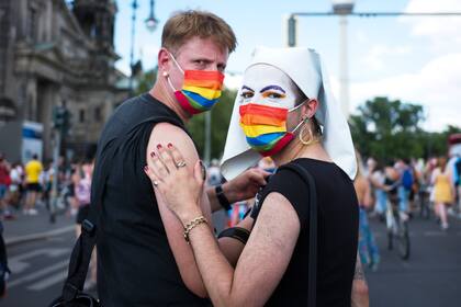 Manifestantes asisten a un desfile de orgullo gay en Berlín, Alemania, el 26 de junio de 2021. (AP Foto/Markus Schreiber)