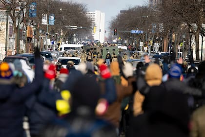 Manifestantes avanzan con las manos en alto hacia los agentes federales cerca del lugar en donde Alex Pretti, de 37 años, fue abatido por agentes de inmigración, el sábado 24 de enero de 2026, en Minneapolis, Minnesota. (Ellen Schmidt/MinnPost vía AP)