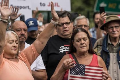 Manifestantes blancos frente a la embajada de EE.UU. en Pretoria hace unas semanas.