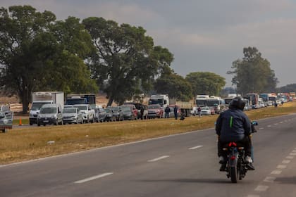 Manifestantes bloquean la ruta 66, a las afueras de San Salvador de Jujuy, Argentina. (Javier Corbalan)