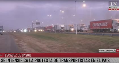 Manifestantes bloquean la ruta 9 a la altura del parque industrial de San Nicolás