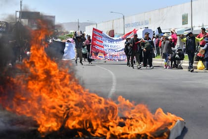 Manifestantes bloquean la ruta Panamericana en Arequipa, en el sur de Perú, con una lista de reclamos