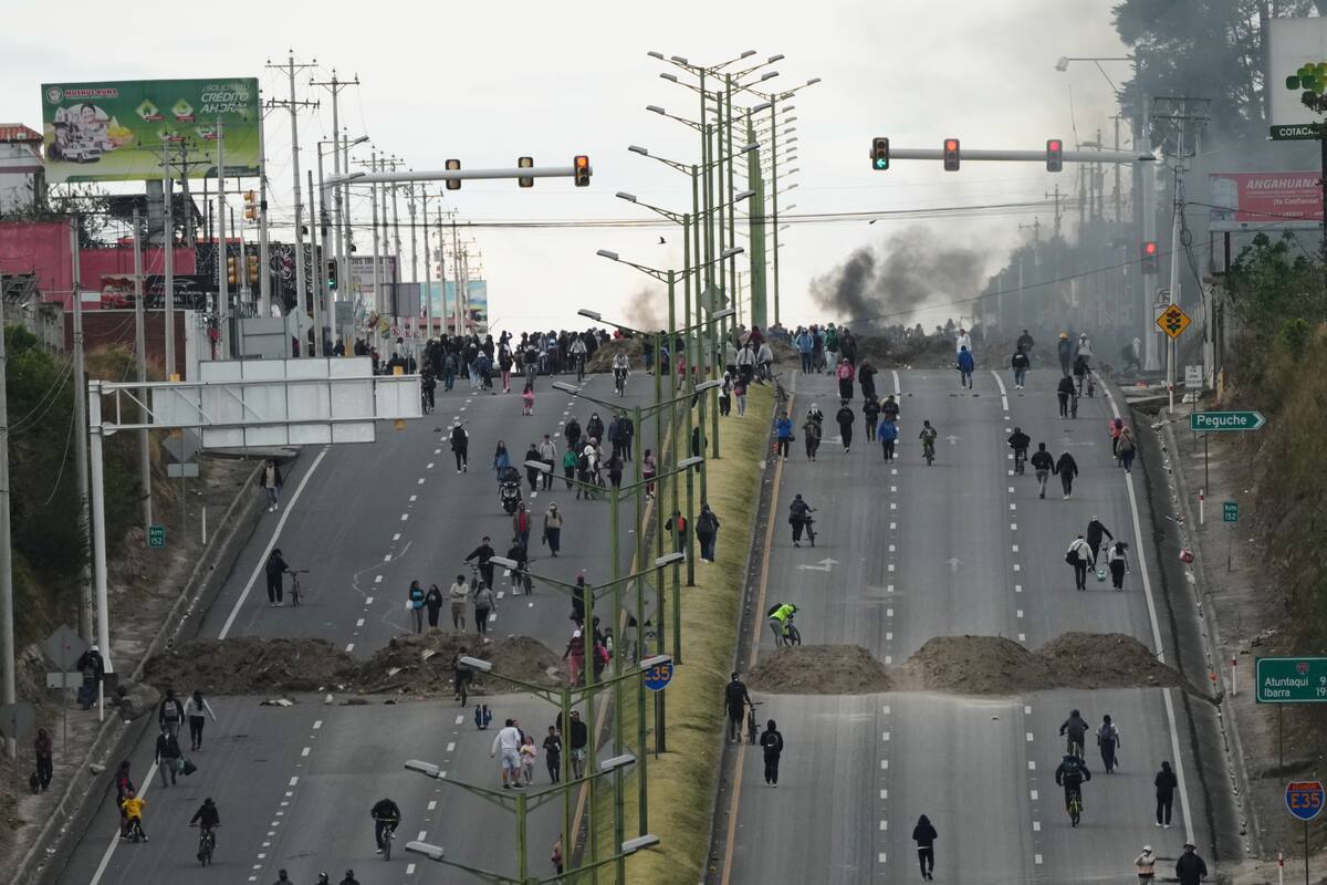 Manifestantes bloquean una carretera durante las protestas contra el aumento al precio del diésel
