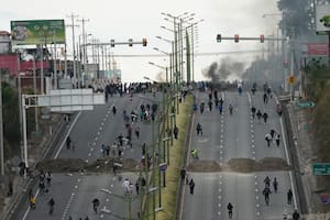 Manifestantes bloquean una carretera durante las protestas contra el aumento al precio del diésel