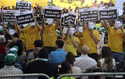 Manifestantes brasileños piden a las autoridades de su país asilo para el ex "topo"