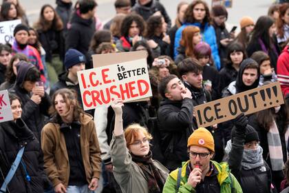 Manifestantes caminan durante una protesta contra el ICE en Milán