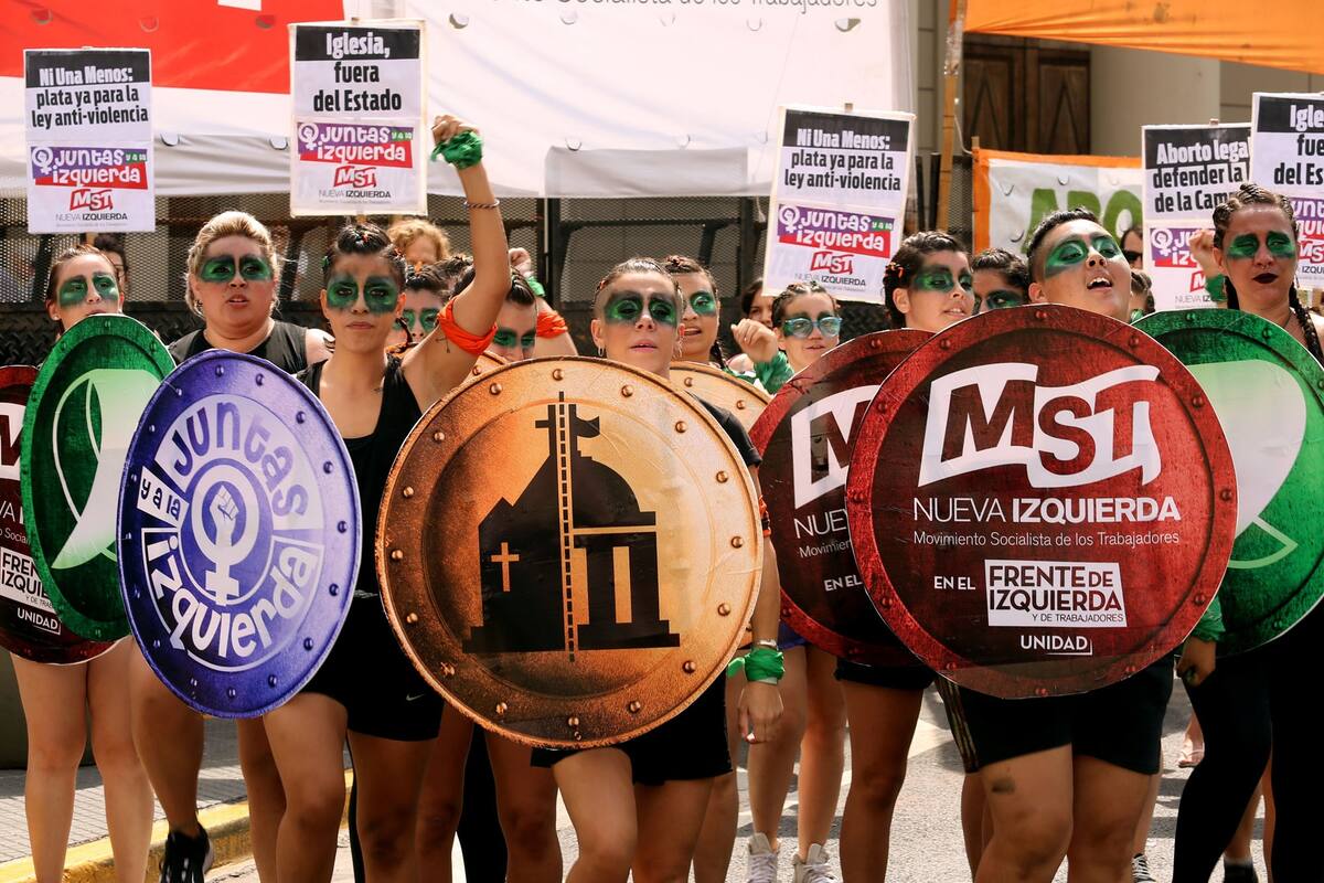 Manifestantes caracterizadas con escudos