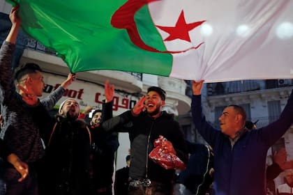 Manifestantes celebran en las calles de Argel la decisión de Buteflika