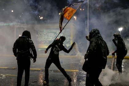 Manifestantes chocan con la policía durante una protesta para conmemorar el segundo aniversario de meses de levantamiento civil en Chile