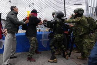 Manifestantes chocan con la policía en medio de un paro indígena en Ecuador