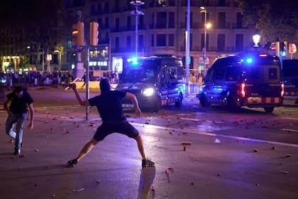 Manifestantes chocan con la policía tras una manifestación esta semana en Barcelona
