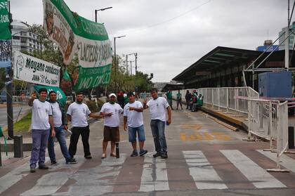 Manifestantes comenzaron a llegar a la zona del acto a las 10 de la mañana; está previsto que el acto comience a las 15