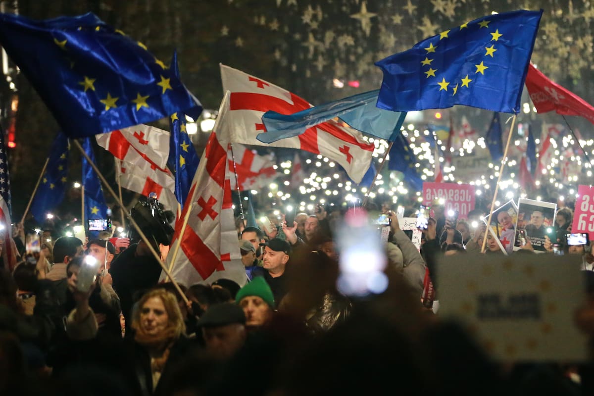 Manifestantes con banderas de Georgia y de la UE se congregan en Tiflis, el viernes 28 de noviembre de 2025