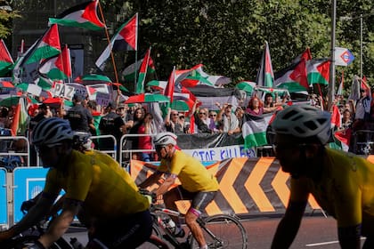 Manifestantes con banderas pro-Palestina protestan durante la última etapa de la Vuelta a España, el domingo 14 de septiembre del 2025, en Madrid
