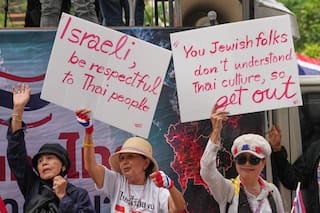 Cientos de personas exigen respetar leyes tailandesas frente a la embajada de Israel en Bangkok
