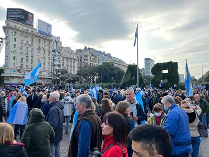 Manifestantes con los colores patrios se concentran en el Obelisco para ir a la Plaza de Mayo