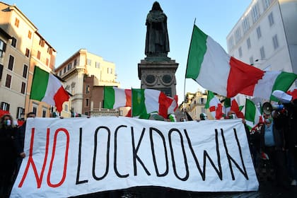 Manifestantes, con una pancarta que dice "No al bloqueo" en una protesta contra una nueva serie de restricciones para detener un aumento en los casos de Covid-19, en Roma el 31 de octubre de 2020