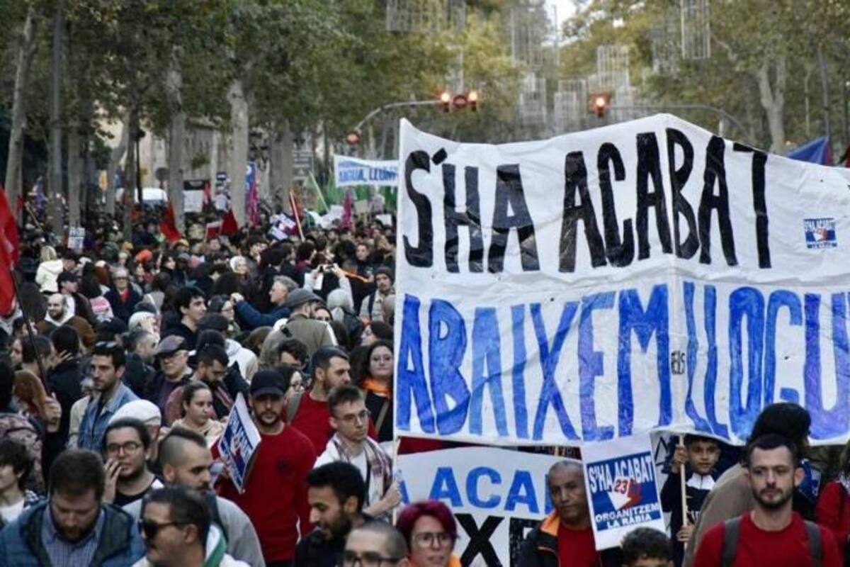 Manifestantes con una pancarta que dice: "Se acabó. Bajamos los alquileres"