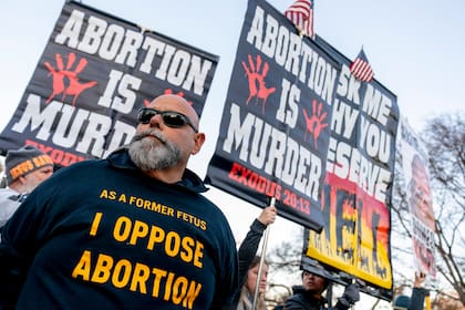 Manifestantes contra el aborto se concentran frente a la Corte Suprema, Washington, miércoles 1 de diciembre de 2021. Los jueces debaten una ley de Mississippi de 2018 que prohibiría el aborto pasadas las 15 semanas de embarazo. (AP Foto/Andrew Harnik)