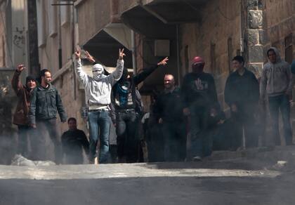 Manifestantes contra el gobierno sirio protestan en la ciudad sureña de Daraa, Siria, el 23 de marzo de 2011, durante los comienzos de la guerra civil