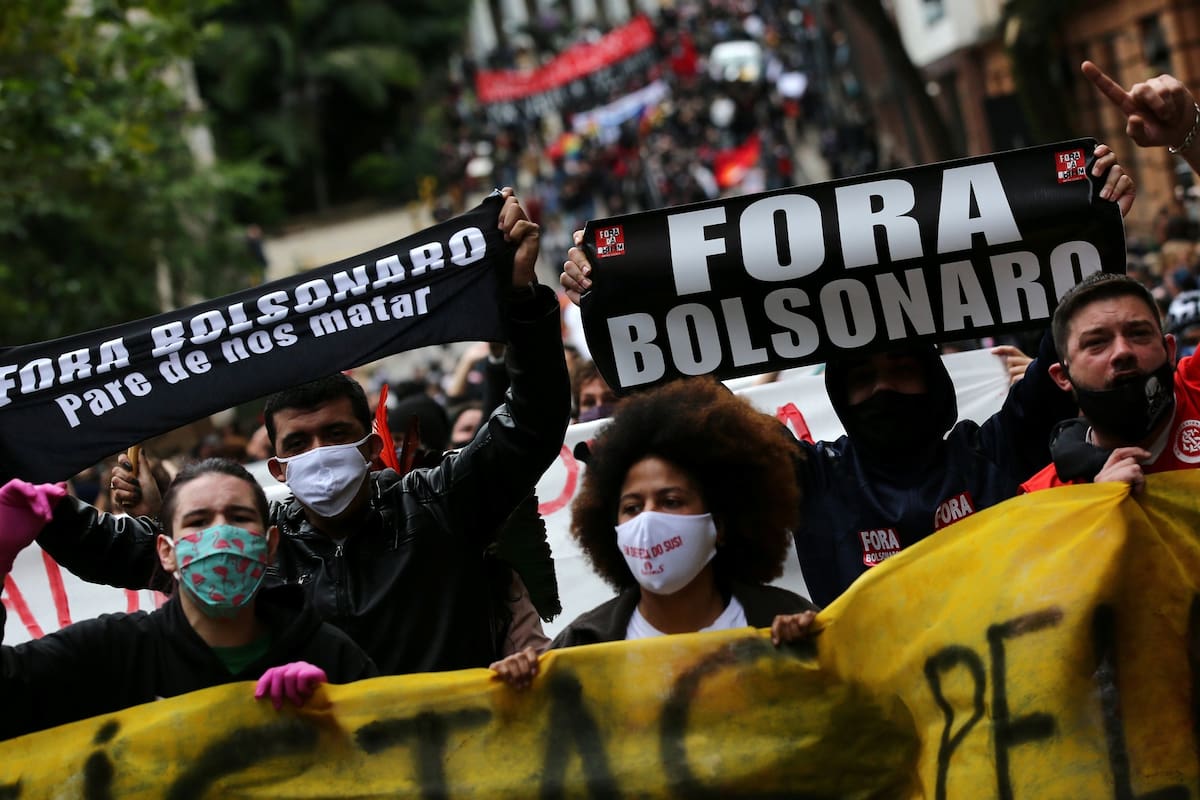 Manifestantes contra el presidente Bolsonaro marcharon ayer en Porto Alegre, sur de Brasil