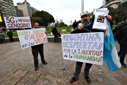 Manifestantes contra la cuarentena en el Obelisco