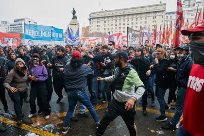 Manifestantes contra la Ley Bases