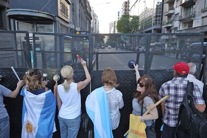 Manifestantes contra la ley de emergencia económica