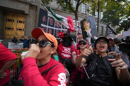 Manifestantes contra la reforma judicial, el martes, en las afueras de la Suprema Corte mexicana (Foto AP/Fernando Llano)