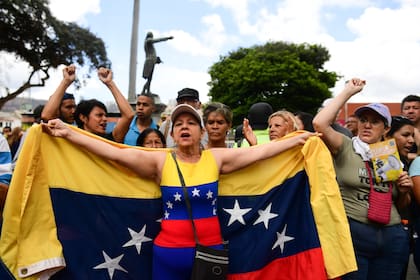Manifestantes convocados por Juan Guaidó marchan hacia los principales cuarteles del país