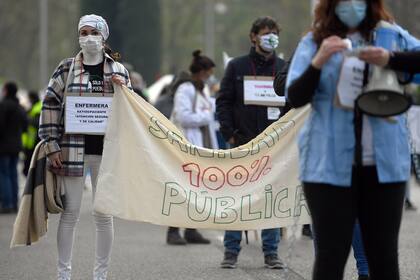 Manifestantes convocados por varias asociaciones de personal sanitario, protestan contra la gestión "caótica e imprudente" de la Comunidad de Madrid de la crisis del coronavirus y en apoyo a la sanidad pública, en Madrid el 29 de noviembre de 2020