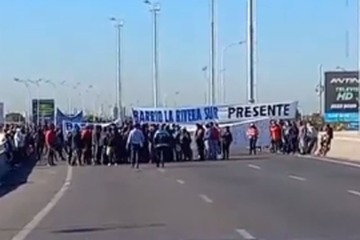Manifestantes cortan Camino Negro